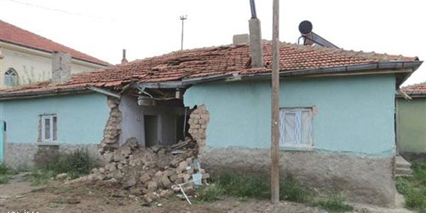 Kamyon evin mutfağına girdi