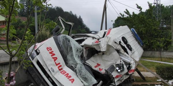 Bakanın konvoyunda ambulans kazası: 3 yaralı