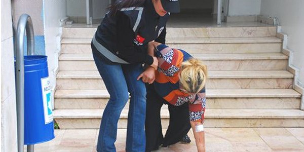 Utangaç hırsız merdivenden düştü