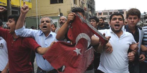 Reyhanl'da yanm bayrakla protesto