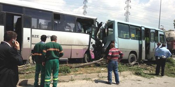 Freni boşalan midibüs, yolcu minibüsüne çarptı: 15 yaralı