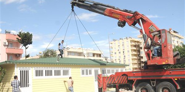 Yenişehir'deki okullara prefabrik soyunma kabinleri yerleştiriliyor