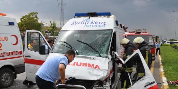 Ambulans, minibüsle çarpıştı: 5 yaralı