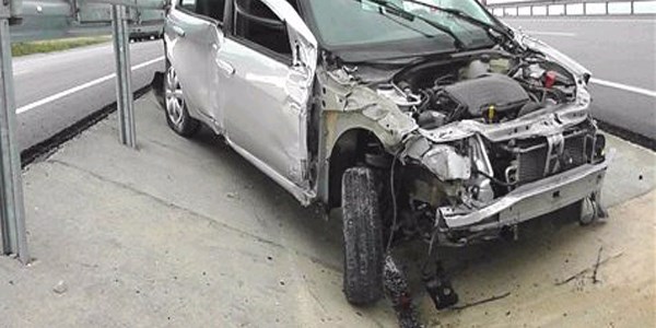Kulu'da otomobil bariyerlere çarptı: 1 yaralı