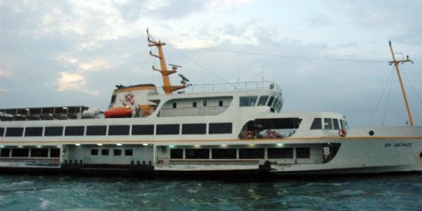 İskelede bekleyen vapura çarptı