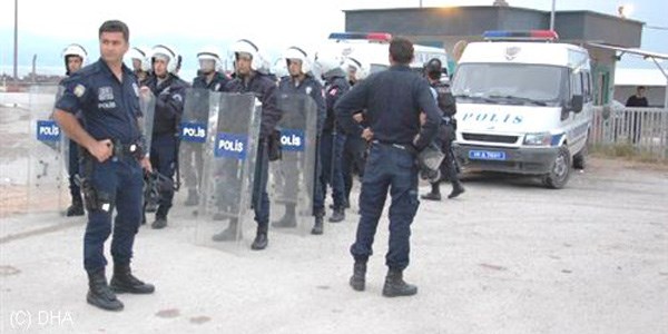 Bandırma'da kamyoncular liman girişini kapattı