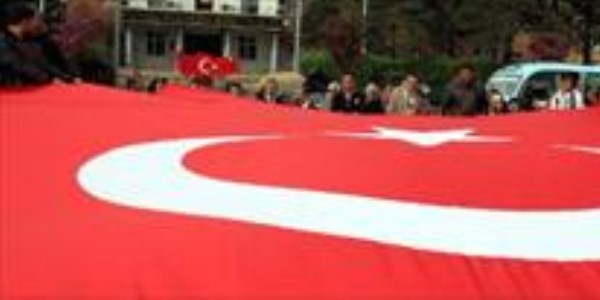 Dadaş Film Festivalinde dev Türk Bayraklı kortej yürüyüşü