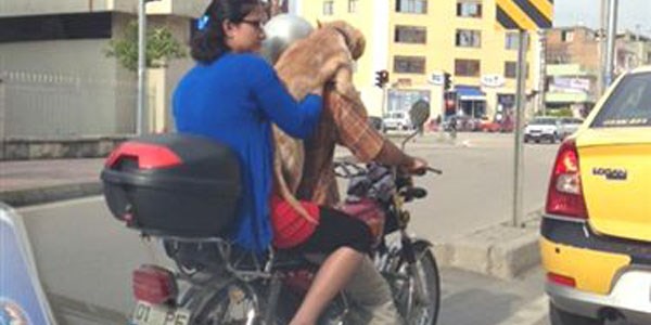 Motosikletli çift işe köpekleriyle gidiyor