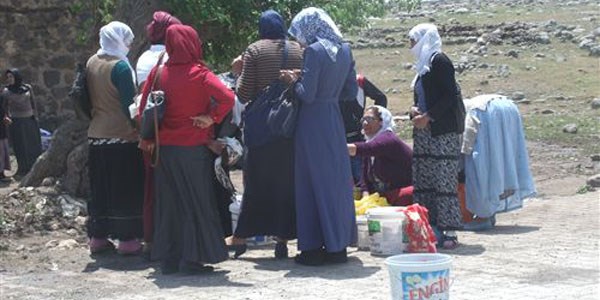 Peynir satarak aile geçimine katkı sağlıyor