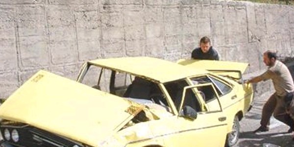 Alt yola düşen otomobilin sürücüsü yaralandı