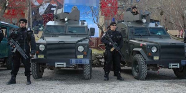 Sınır operasyonunda 2'si uzman çavuş 14 kişiye tutuklama