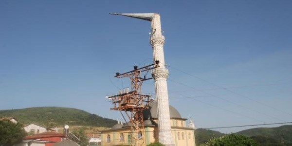 Lodos, minarenin külahını devirdi