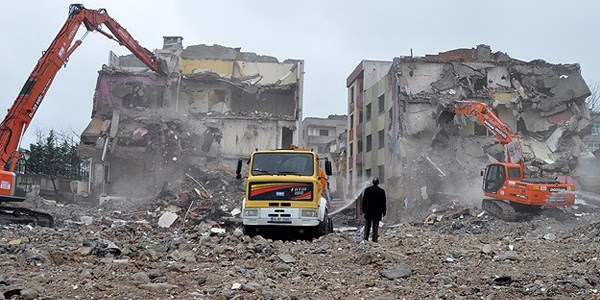 stanbul'da riskli alandaki 50 bin bina yklacak