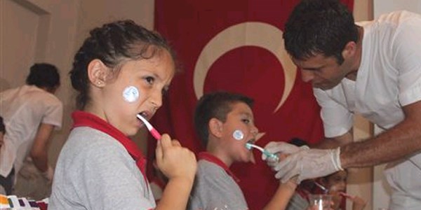 Miniklere, uygulamalı diş sağlığı anlatıldı