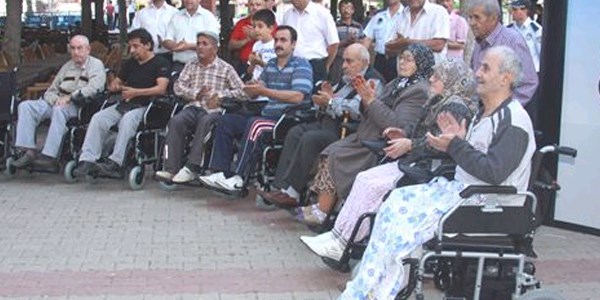 Engellilere akülü araba dağıtıldı