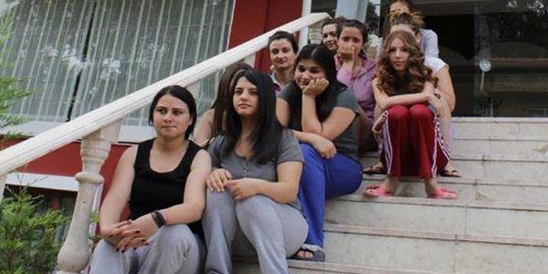 Vali yurtsuz kalan 26 üniversiteli kız öğrenciye sahip çıktı