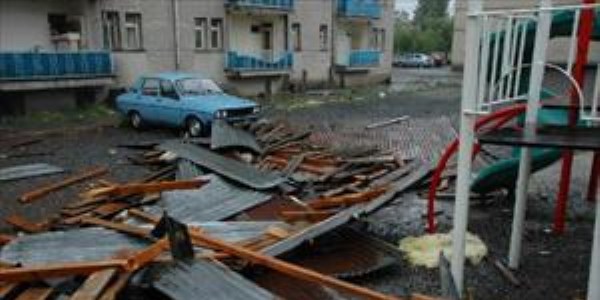 Fırtınanın devirdiği ağaç otomobilin üzerine düştü, bir polis yaralandı