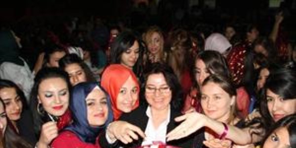 Yurtlarına kınalı veda