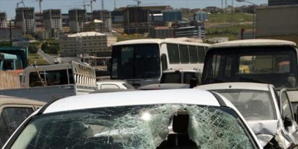Otomobilin camına gelen taş canından etti