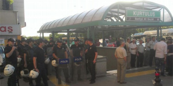 Ankara Metrosunda Öpüşme gerginliği