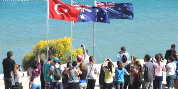 Çanakkale'de atalarını andılar