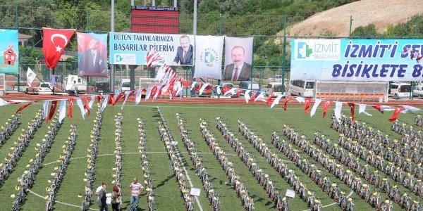 İzmit Belediyesi'nden öğrencilere 4 bin 850 bisiklet
