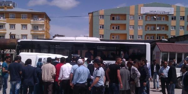 Polisle vatanda arasnda park kavgas: 2 gzalt