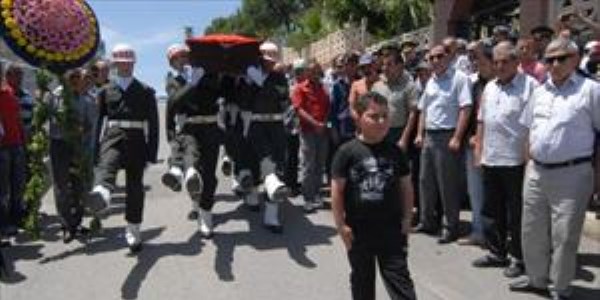 Kaçırılıp öldürülen uzman çavuşu, oğlu tören mangasının önünde uğurladı