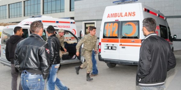 Van'da askeri araç devrildi: 4 yaralı!