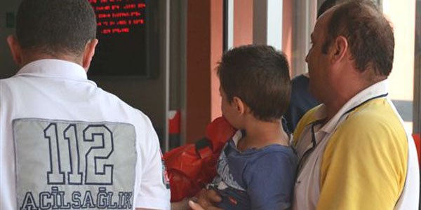 5 yaşındaki çocuk asansöre sıkıştı