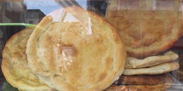 Diyarbakır'da bir fırın somun ekmeğinin yanında tandır ekmeği de çıkarıyor