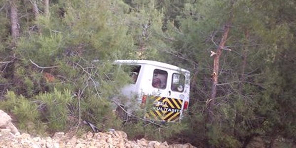 Demirci'de öğrenci servisi kaza yaptı