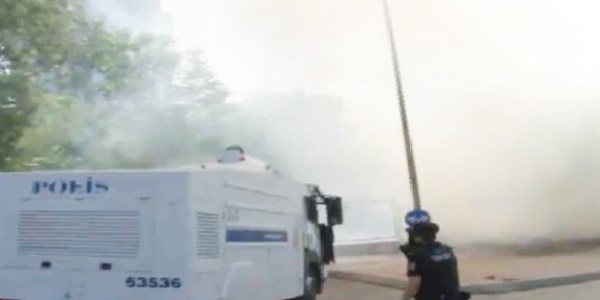 Göstericilere müdahale edilirken yangın çıktı