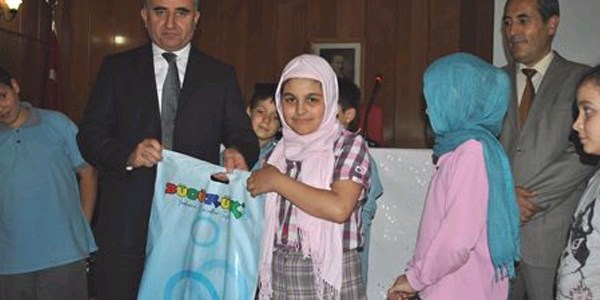 Polisten öğrencilere elbise yardımı