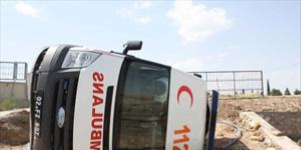 Adıyaman'da ambulans devrildi