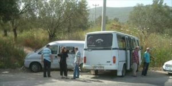 Mahkeme heyetini keşfe götüren minibüs kaza yaptı