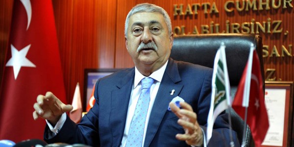 Kredi kartını ödeyemeyen esnafa koşuyor