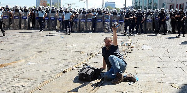 İçişleri: Orantısız güç kullanan polisler hakkında inceleme yapılacak