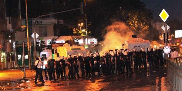 Başbakanlık ofisine saldırı 7 Polis yaralı