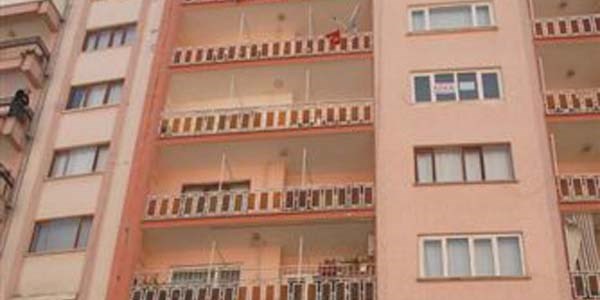 Apartmanın 6 katından düşen emekli öğretmen öldü