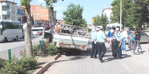 Beyşehir'de kamyonet ağaca çarptı: 2 yaralı