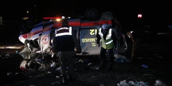 Ambulans takla attı: 1 ölü, 3 yaralı