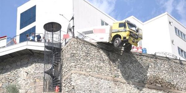 Petrol yüklü tanker yamaçta asılı kaldı