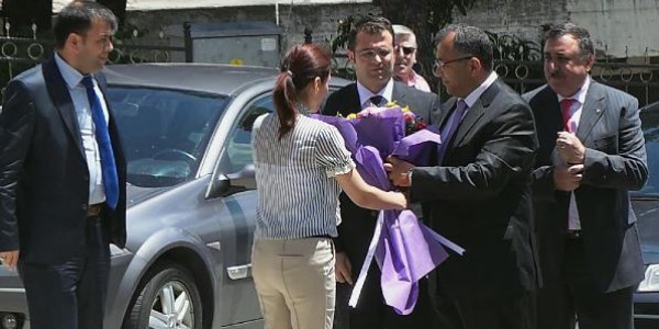 Valiye karşılama kuyruğu