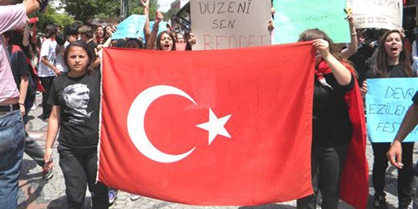 Lise öğrencileri Türk bayraklarıyla yürüdü