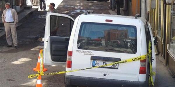 Aracı kurşunladı, sürücüsünü önce dövdü, sonra bıçakladı