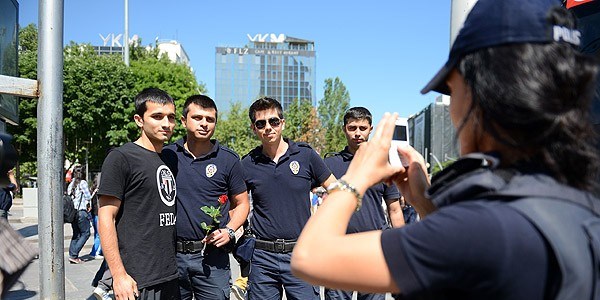 Polis ve eylemciler karşılıklı çiçek dağıttı