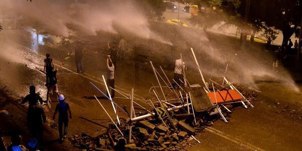 Ankara ve İstanbul'da gruplara gece yarısı müdahele edildi