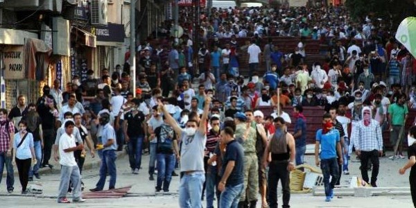 Cenazeden çıkan grup polise saldırdı