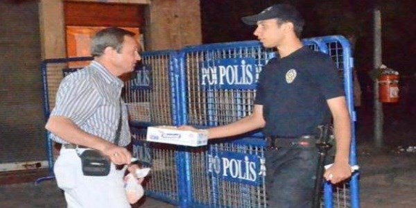 Uşak'ta polisten kandil çikolatası